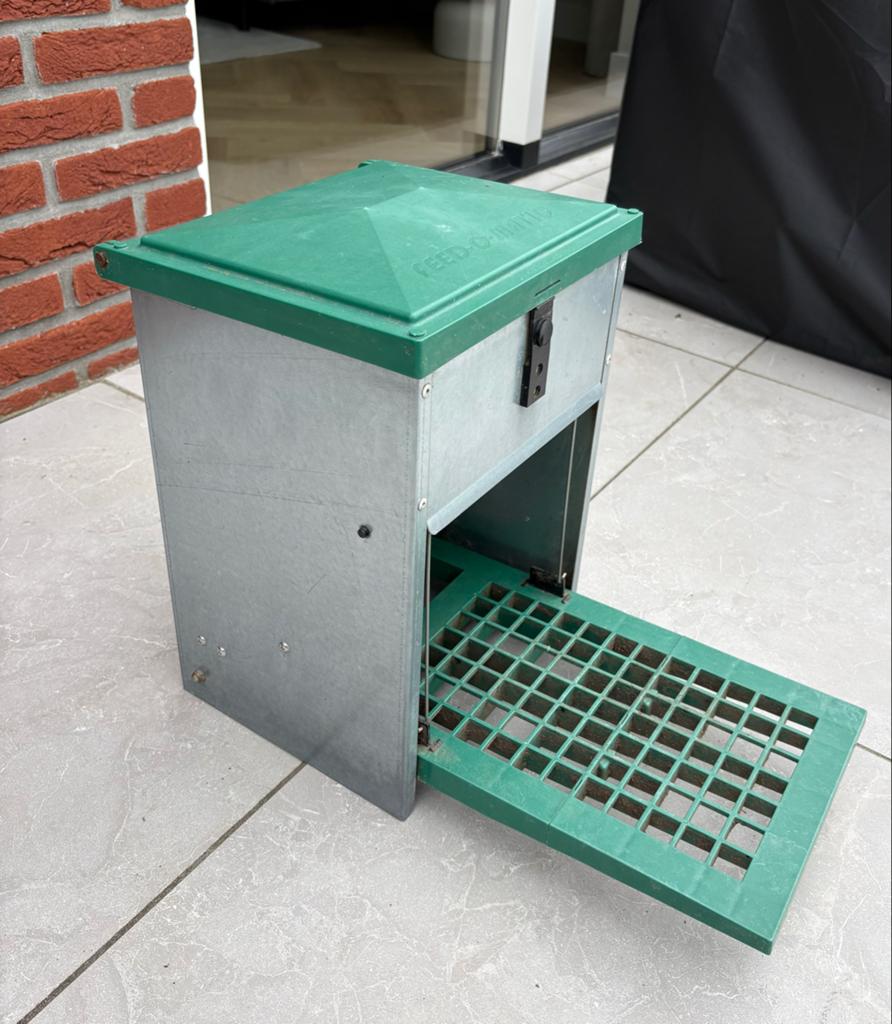 Automatische voerbak kippen - Feedomatic - 5 kg, Ophalen, Gebruikt, Drinken en Voederen