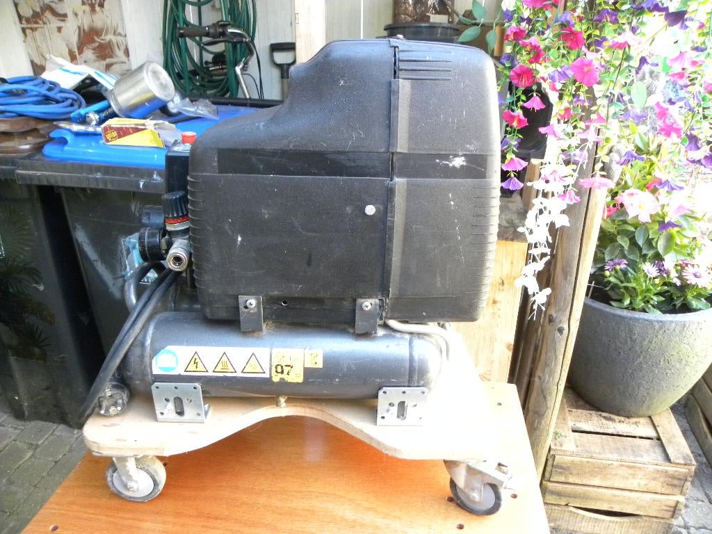 Kleine compresor met toebehoren en speciale slang, Doe-het-zelf en Verbouw, Compressors, Ophalen, Gebruikt, Minder dan 200 liter/min