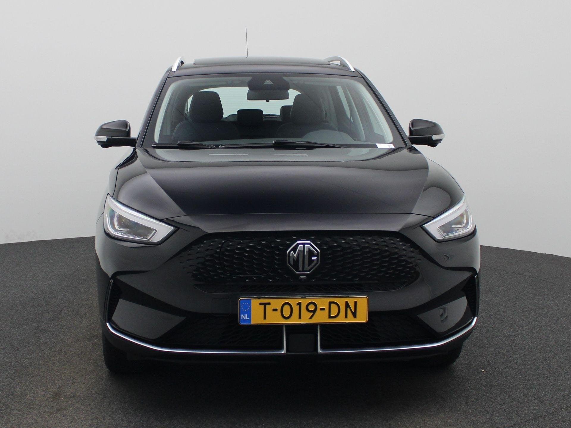 MG ZS EV Long Range Luxury 70 kWh | Panoramadak | Leder | Ap, Auto's, Gebruikt, ZS, Zwart, Origineel Nederlands