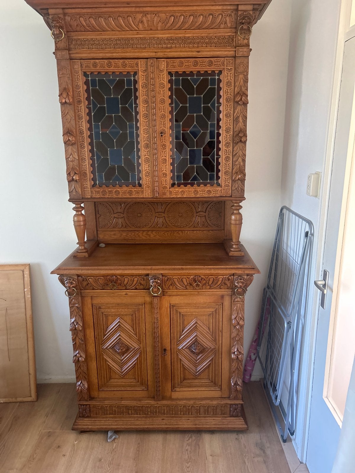 Antieke Mechelse kast met leeuwenkoppen en glas-in-lood, Ophalen