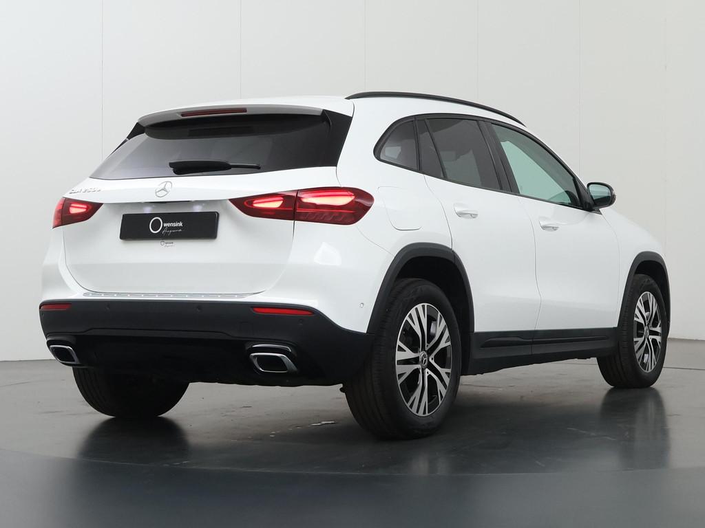 Mercedes-Benz GLA-klasse 250 e Luxury Line | Night pakket |, Stof, 16 kWh, Parkeerassistent, Wit