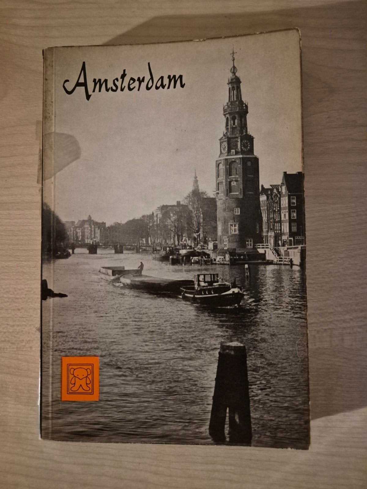 Antiek fotoboek 'Hier is Amsterdam' (1959) - Zwarte Beertjes, Ophalen of Verzenden, Gelezen
