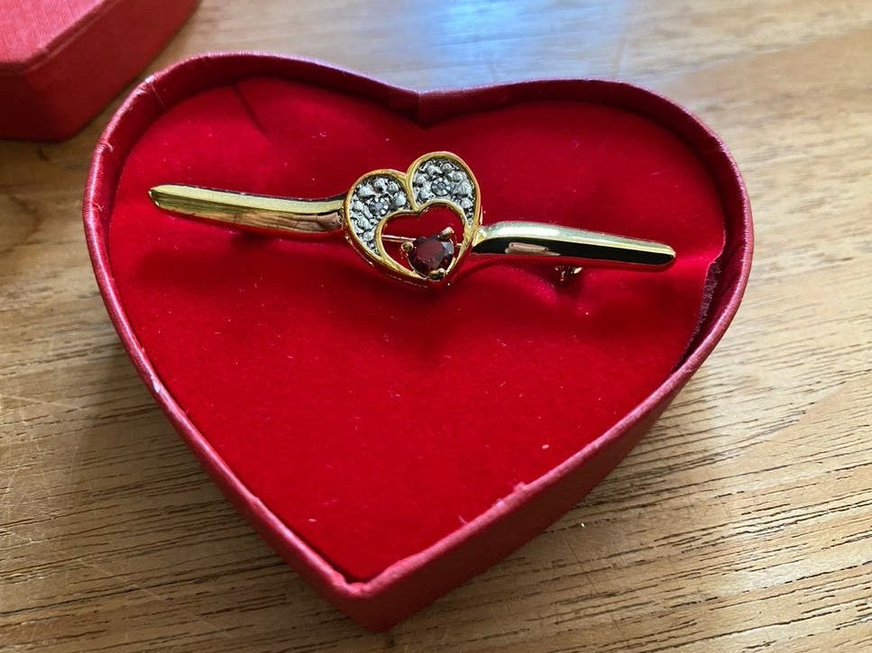 Luigi vicaro speld /broche goudkleurig met glinsterend hart, Ophalen of Verzenden, Zo goed als nieuw, Goud, Overige materialen