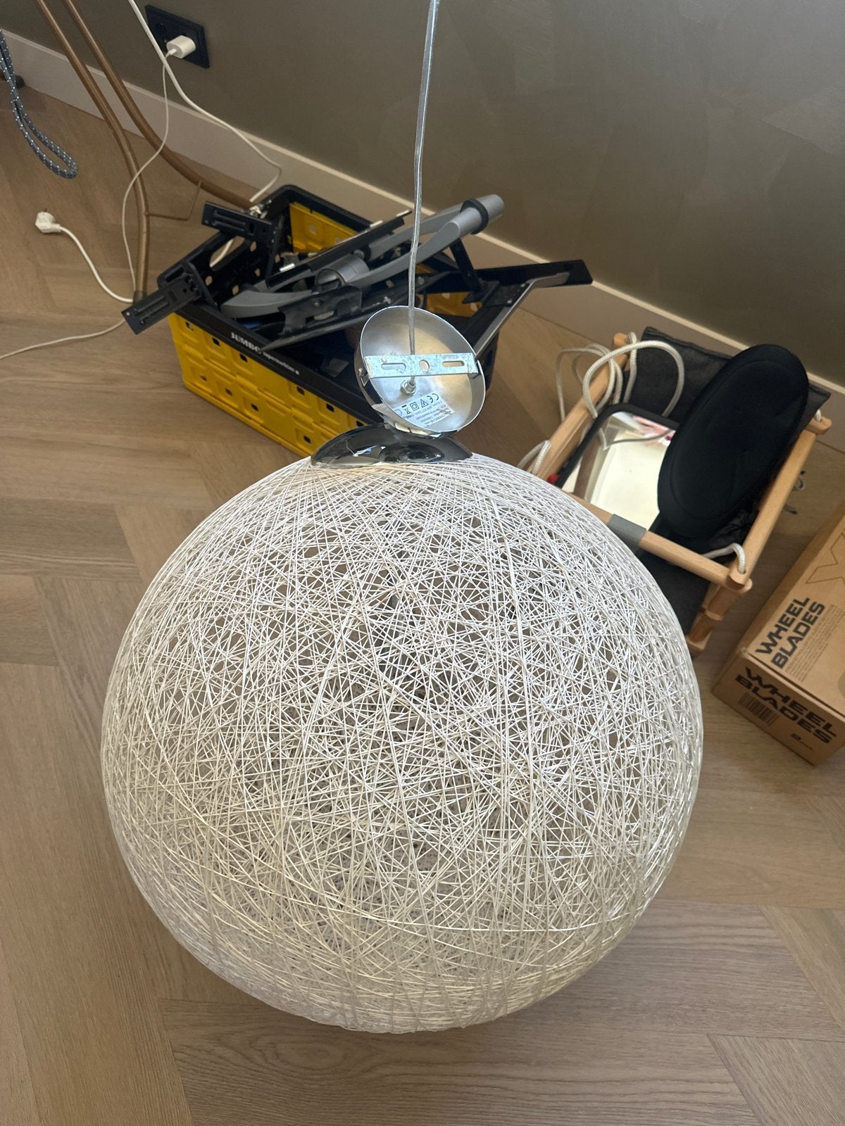 Mooie witte bolvormige hanglamp, Ophalen, Gebruikt, Textiel, E27 (groot)