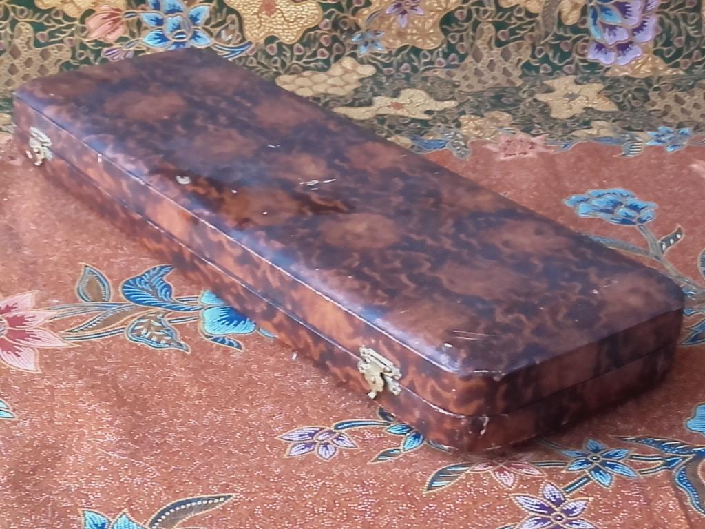 Oud driedelig silverplate vleesbestek uit Engeland in etui.