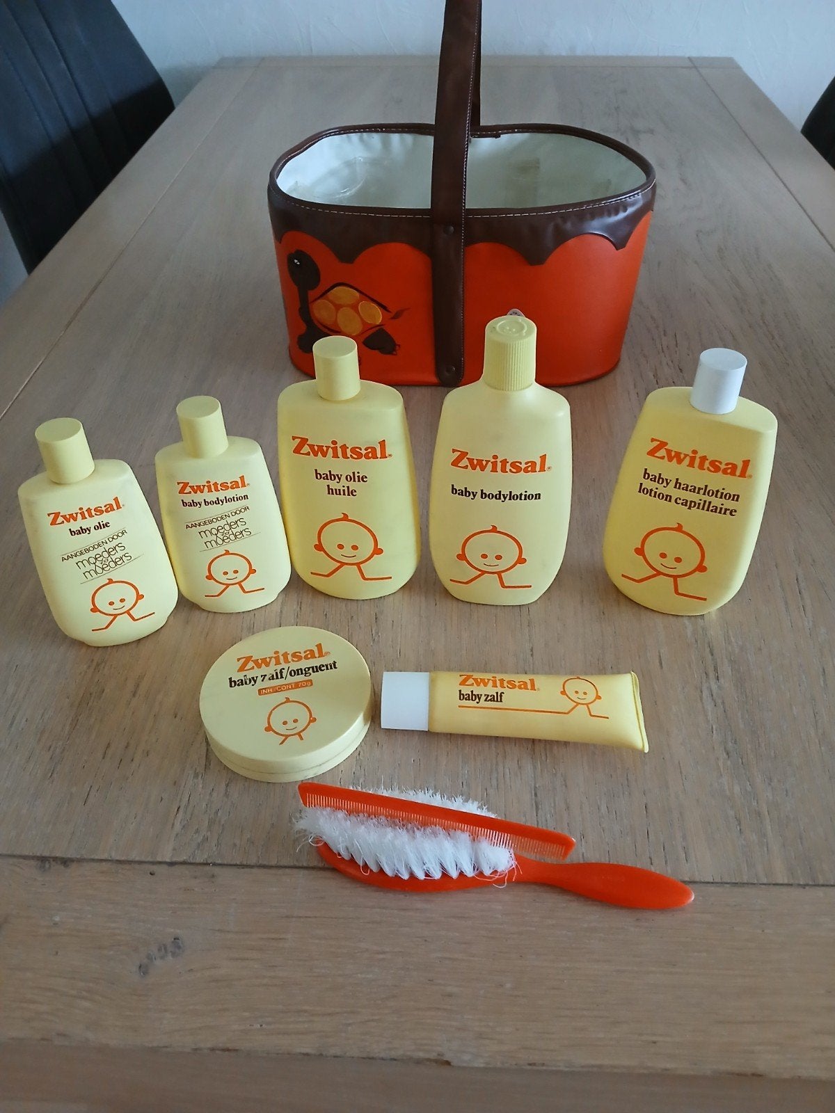 oranje mand met zwitsal spullen, Ophalen of Verzenden