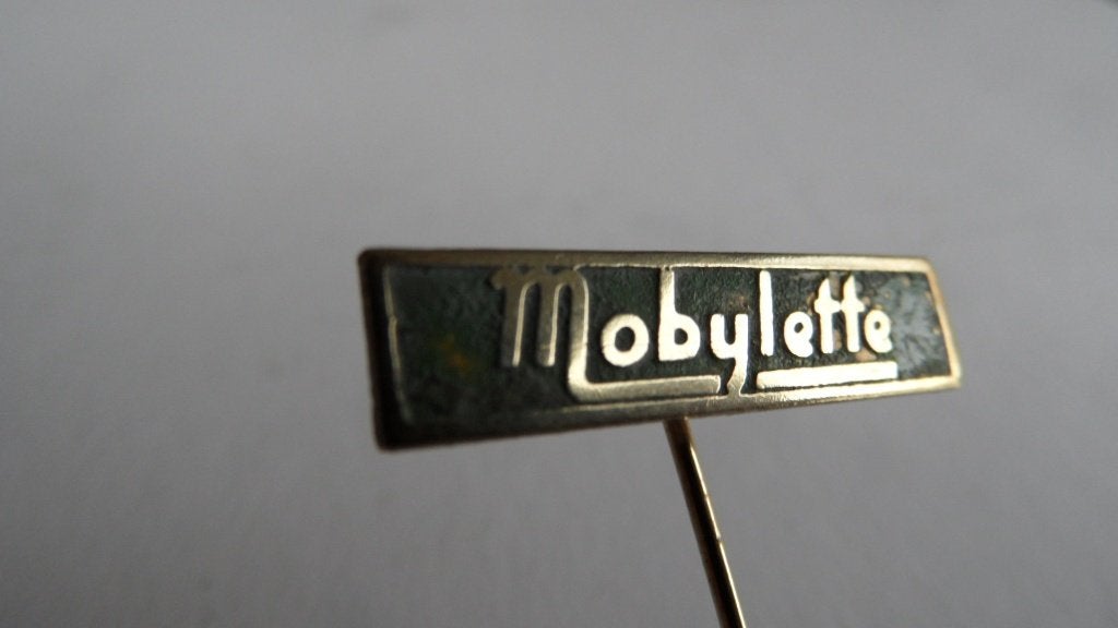 Mobylette oldtimerbromfiets speld, oude broche, Verzenden, Gebruikt, Merk, Speldje of Pin