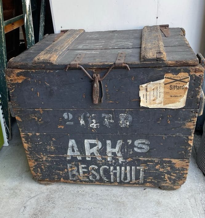 Antieke houten kist met metalen binnenkant - Ark's Beschuit, Ophalen
