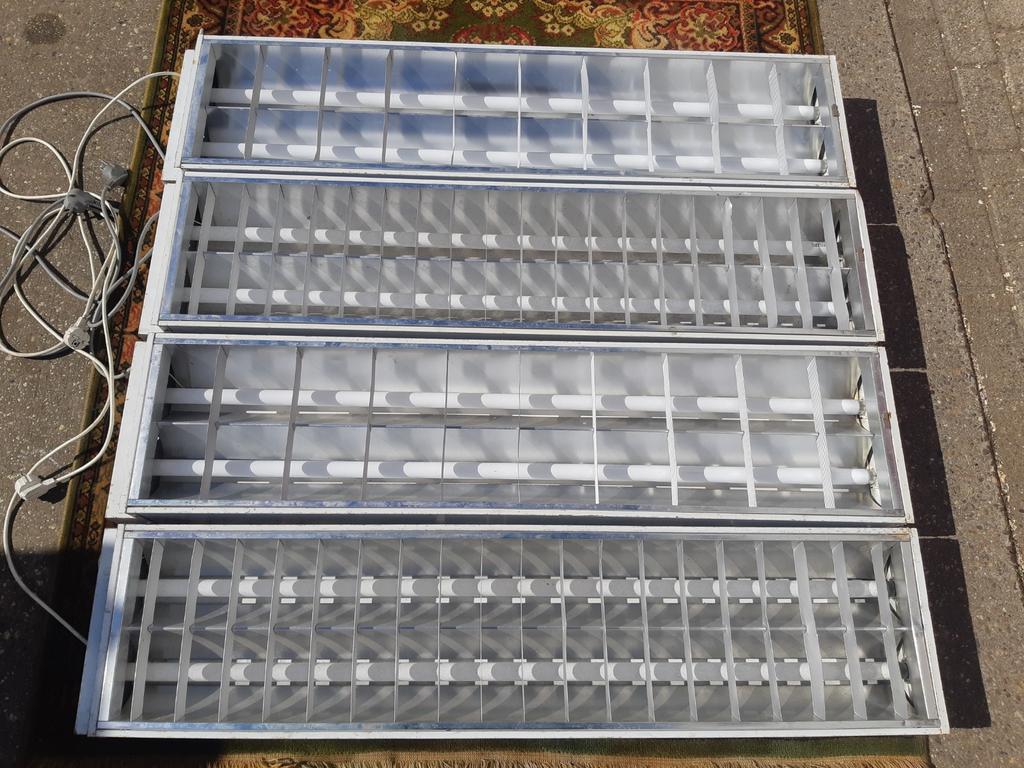 4 ARMATUREN VOOR GARAGE SCHUUR TUINHUIS NU 39.95 EURO, Ophalen of Verzenden, Minder dan 50 watt