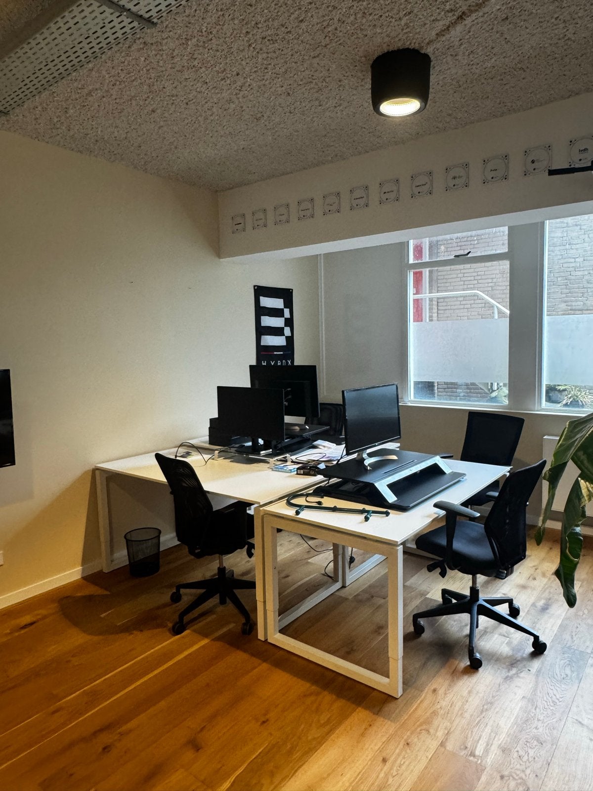 Complete kantoorinrichting: bureaus, schermen, stoelen, Huis en Inrichting, Ophalen, Gebruikt, Metaal, Overige merken