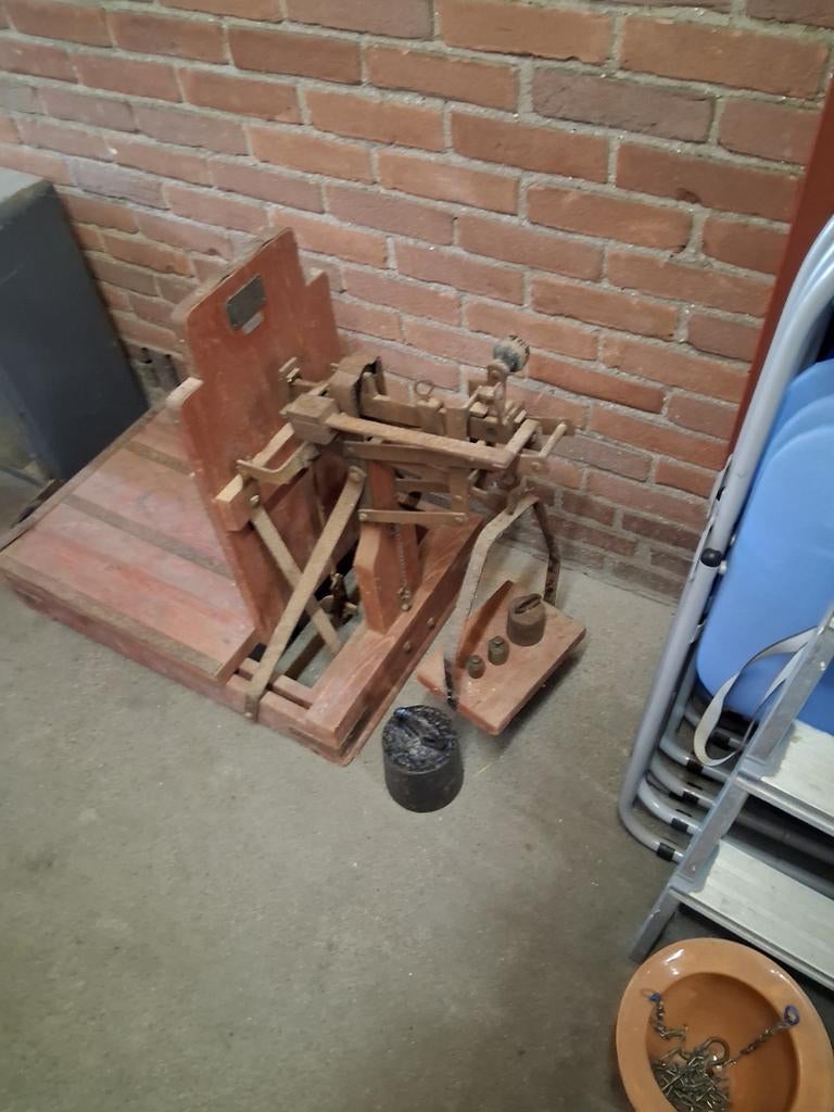 Antieke baskule met gewichten, Ophalen