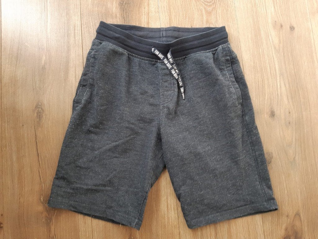 Jongens Donker Grijze korte Broek Maat 146 - 152, Broek, Gebruikt, Kids, Ophalen of Verzenden