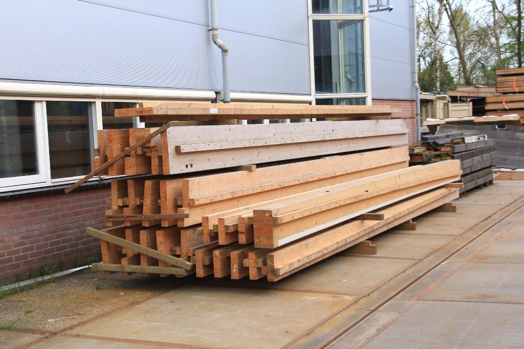 Partij houten spanten gelamineerd 8.20 meter lang, Doe-het-zelf en Verbouw, Hout en Planken, Ophalen of Verzenden, Zo goed als nieuw