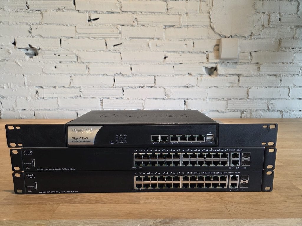 Netwerkset 3x Cisco switches en DrayTek router, Ophalen, Gebruikt