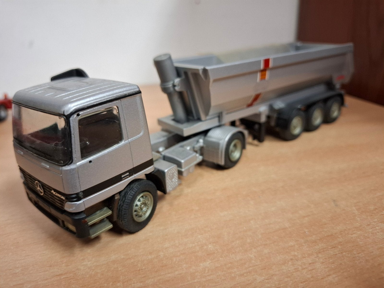 mercedes Actros met kipper  Conrad 1:50, Ophalen of Verzenden, Zo goed als nieuw, Bus of Vrachtwagen, Conrad