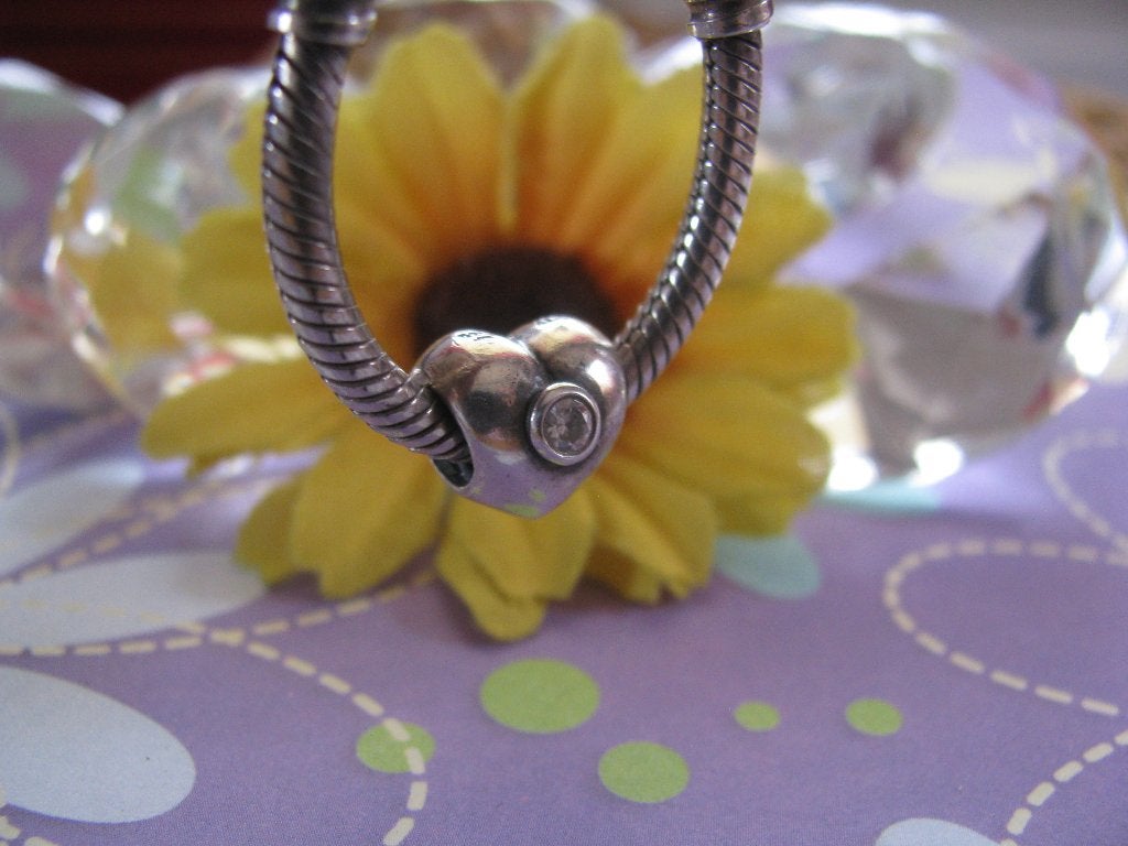 Pandora bedel P319 = hart + 2 x zirkonia HELDER, Sieraden, Tassen en Uiterlijk, Bedels, Pandora, Ophalen of Verzenden, Zo goed als nieuw