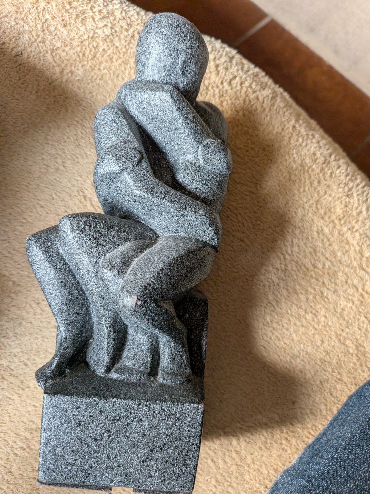 Abstracte sculptuur van omhelzend paar, grijs, Antiek en Kunst, Groep mensen, Minder dan 20 cm, Ophalen of Verzenden, Handgemaakt