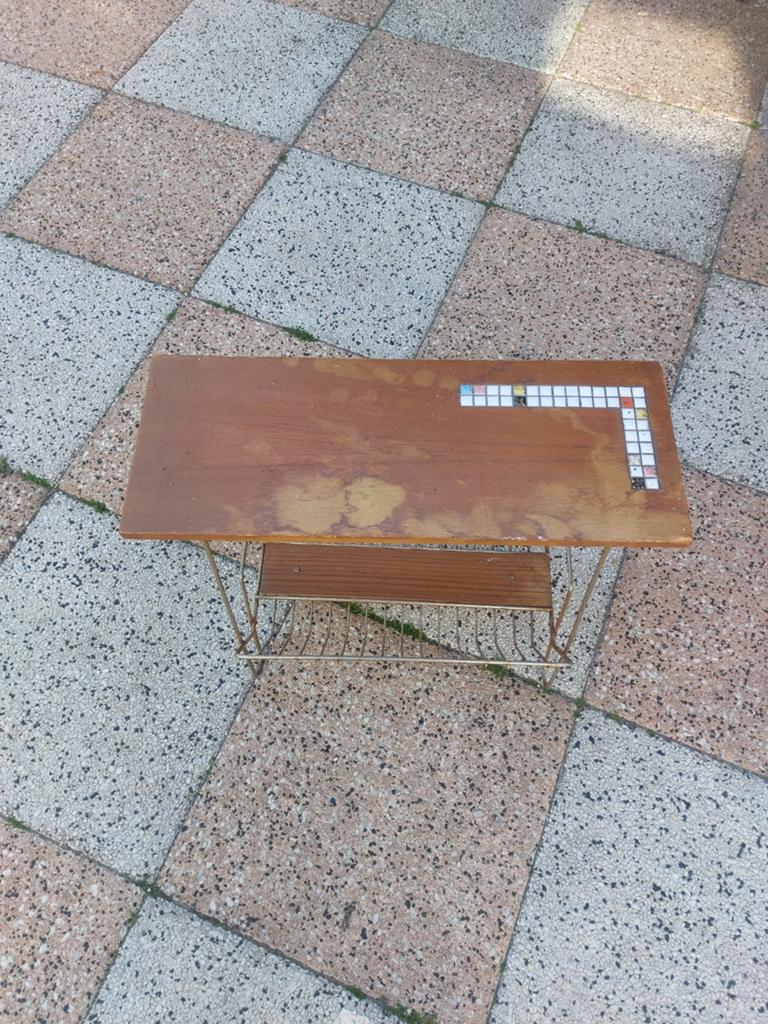 Vintage bijzettafel / lectuurbak met mozaïek detail, Minder dan 45 cm, Gebruikt, Rechthoekig, Hout