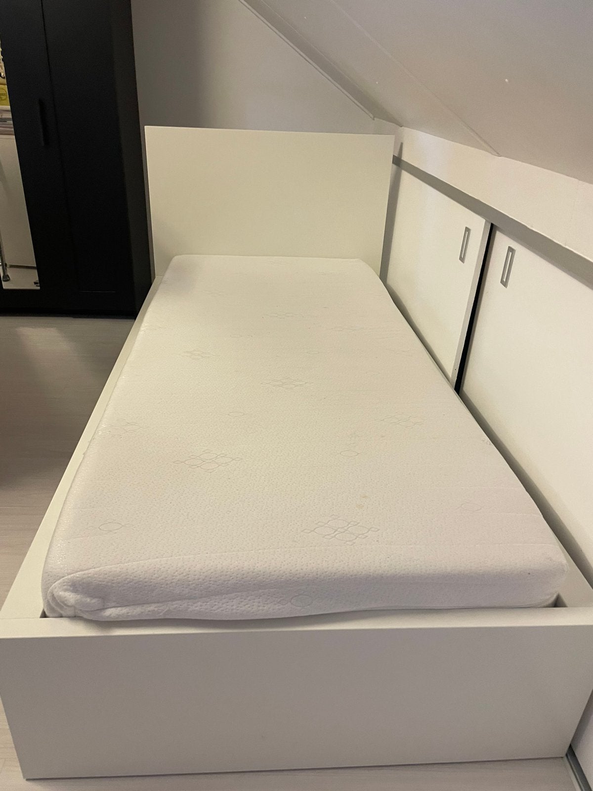 Bed        (met matras), Huis en Inrichting, Ophalen, Zo goed als nieuw, Eenpersoons