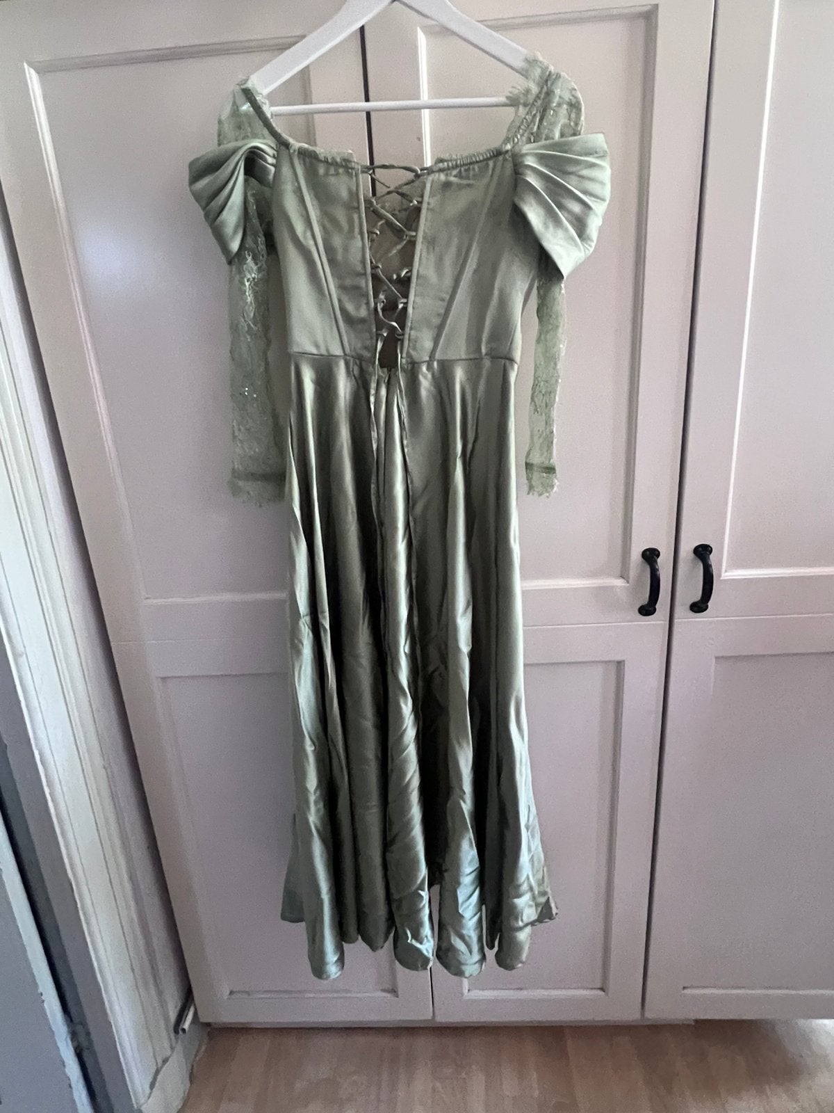 Elegante olijfgroene satijnen jurk, Ophalen, Overige kleuren, Maat 36 (S), Gedragen