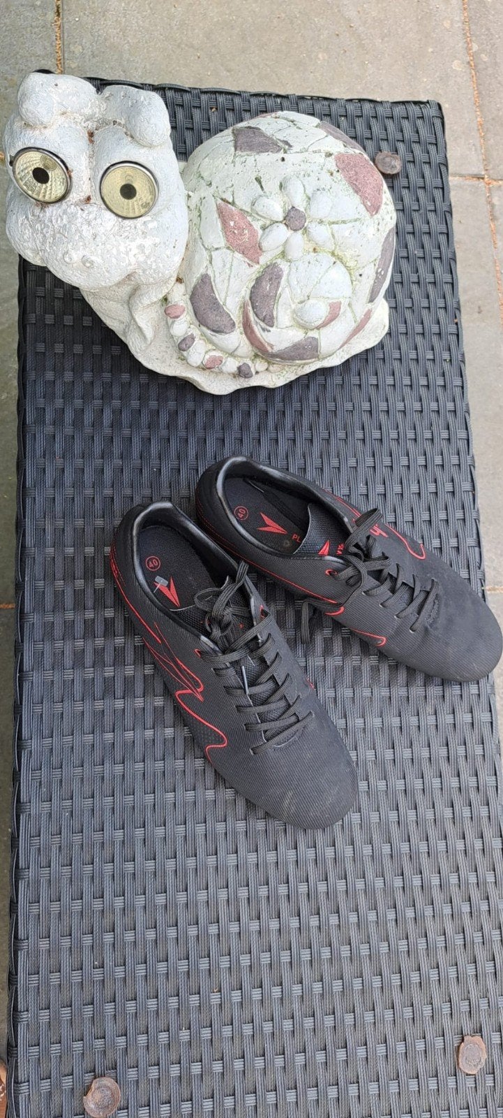 Voetbalschoenen zwart/rood, maat 40, Sport en Fitness, Voetbal, Ophalen, Schoenen, Maat L, Zo goed als nieuw