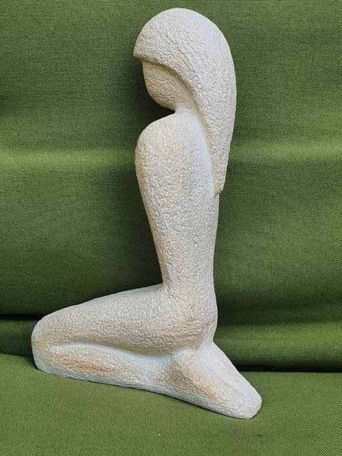 Beeldje vrouw zandsteen abstract weergegeven, Antiek en Kunst, Ophalen