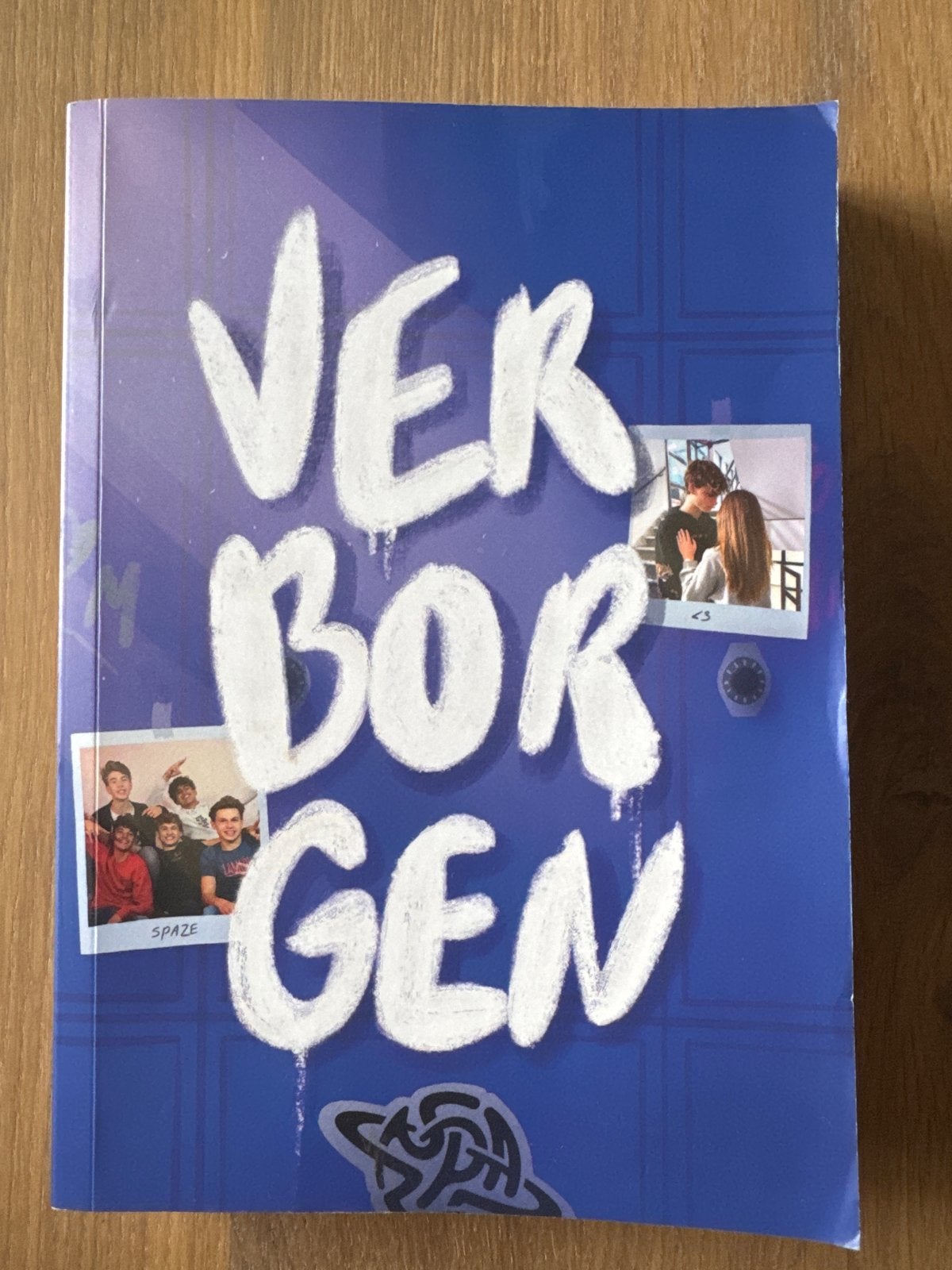 Verborgen - Teenager Thriller van Spaze (Gesigneerd), Boeken, Ophalen of Verzenden, Gelezen, Nederland