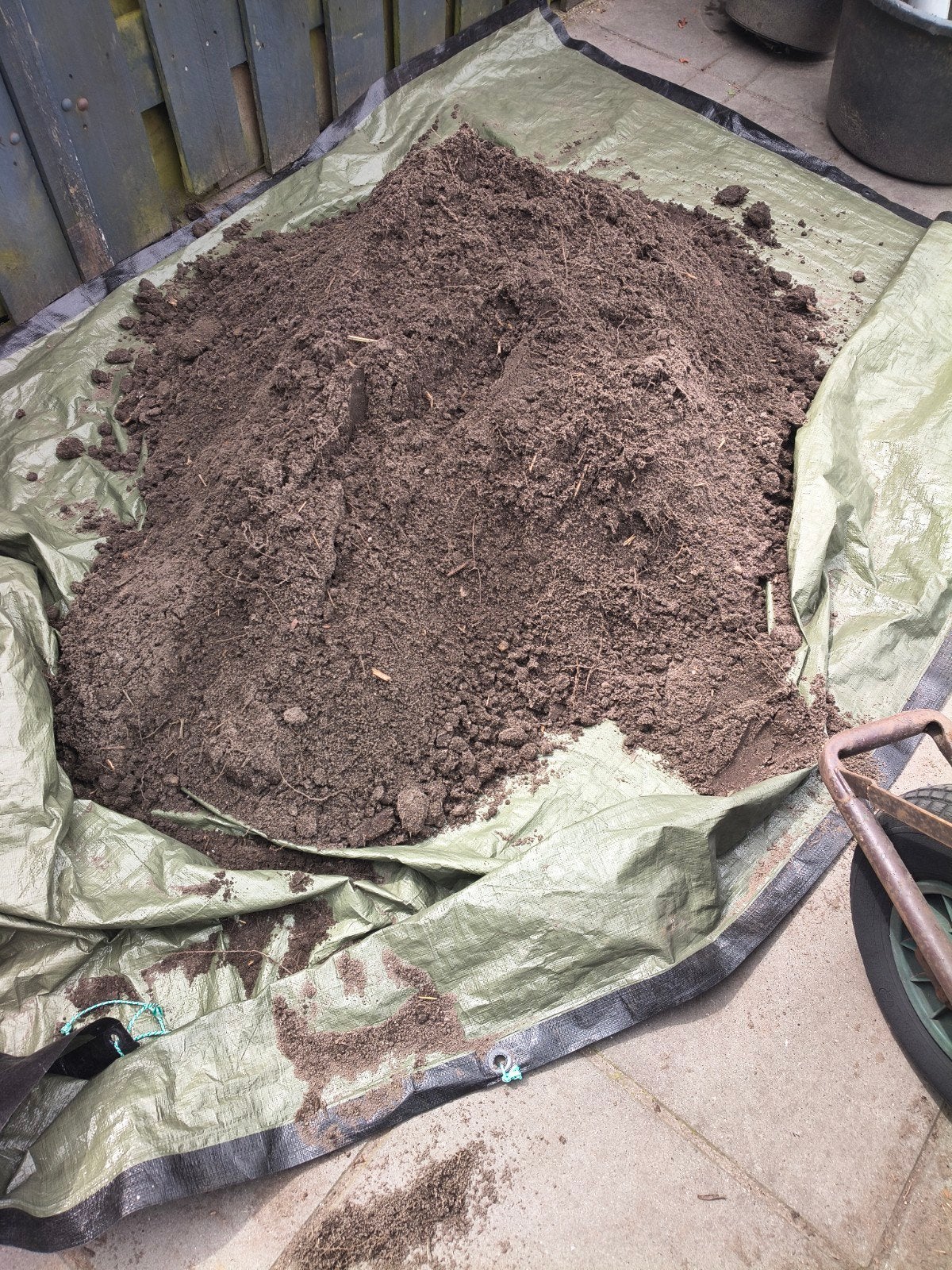 GRATIS zwarte grond 4 kruiwagens., Ophalen of Verzenden, Ophoogzand