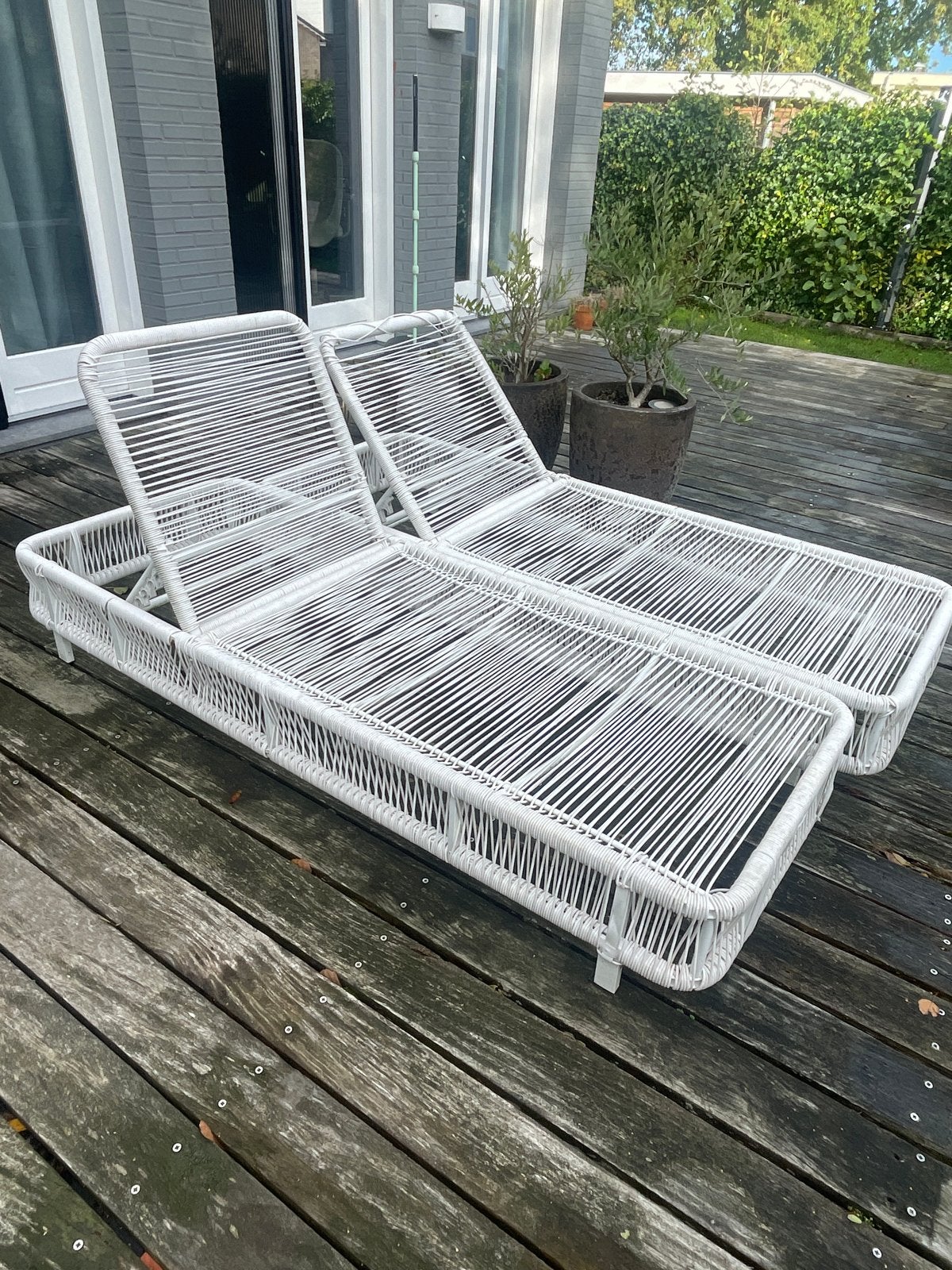 2x Witte Ligstoelen - Verstelbaar en Comfortabel, Ophalen, Gebruikt, Kunststof, Verstelbaar
