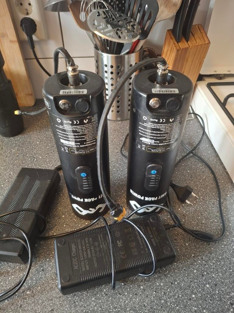 Twee 48V 7A bidon accu's van Unit Pack Power, met laders, Ophalen, Gebruikt
