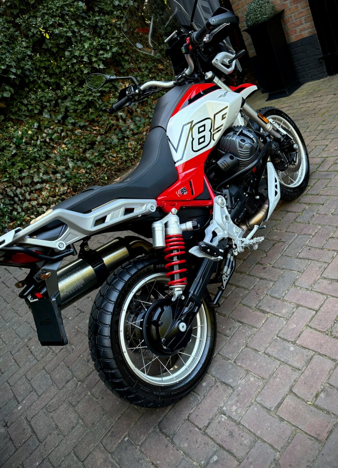 Nieuwstaat Moto Guzzi V85TT V85 TT 2025 7600km!, 2 cilinders, Occasion, Motorrijbewijs A, Bedrijf