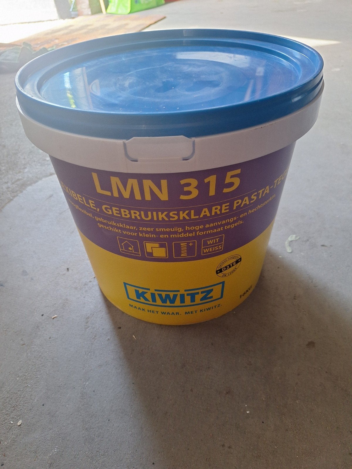 tegellijm en voorstrijk te koop aangeboden, Doe-het-zelf en Verbouw, 15 tot 20 liter, Ophalen, Nieuw