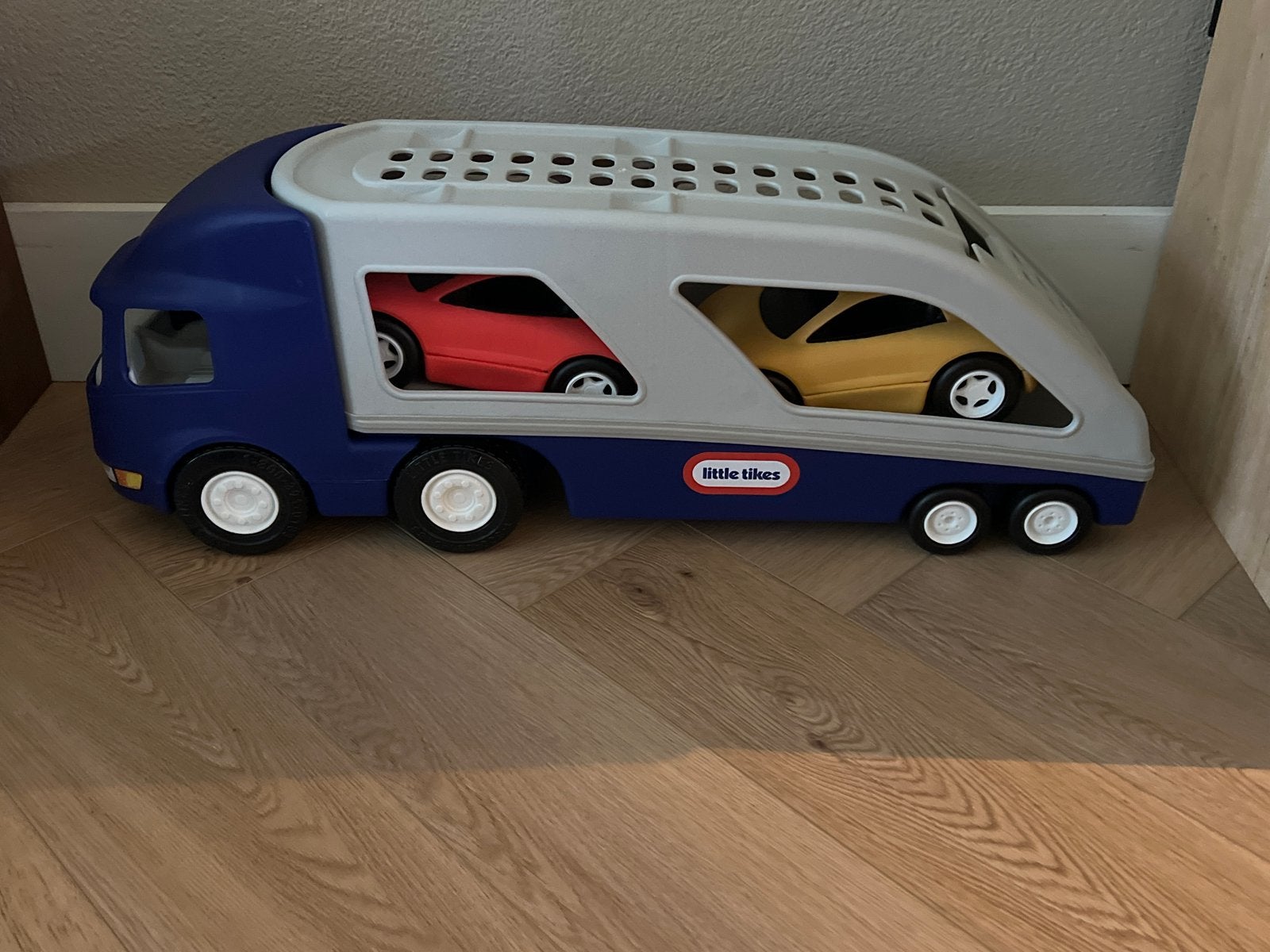 Little Tikes Autotransporter met 2 auto's, Kinderen en Baby's, Speelgoed | Speelgoedvoertuigen, Ophalen of Verzenden, Zo goed als nieuw