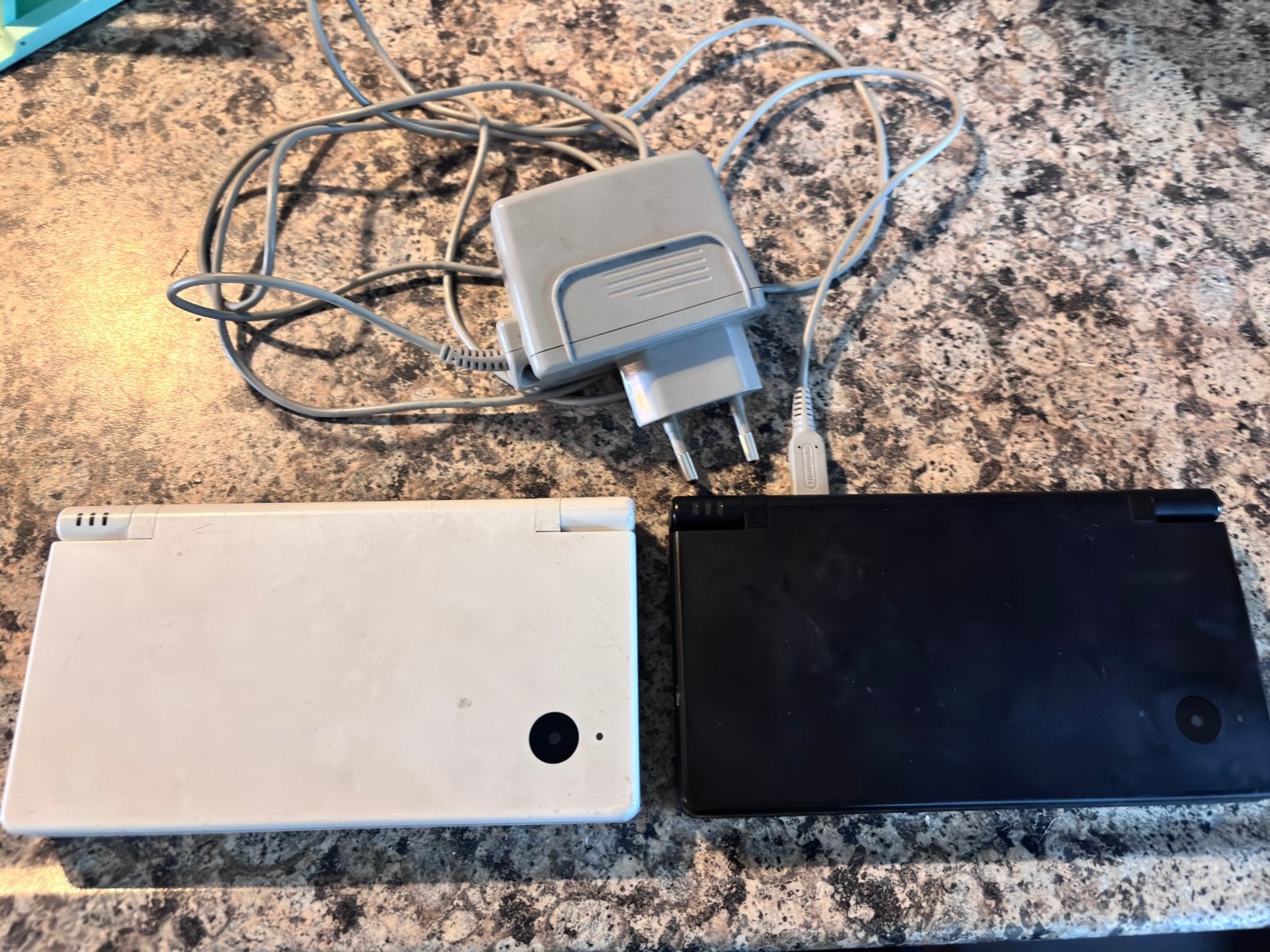 2x Nintendo DSi (zwart & wit) met 9 games en accessoires, Spelcomputers en Games, Spelcomputers | Nintendo DS, Zwart, Dsi, Ophalen of Verzenden