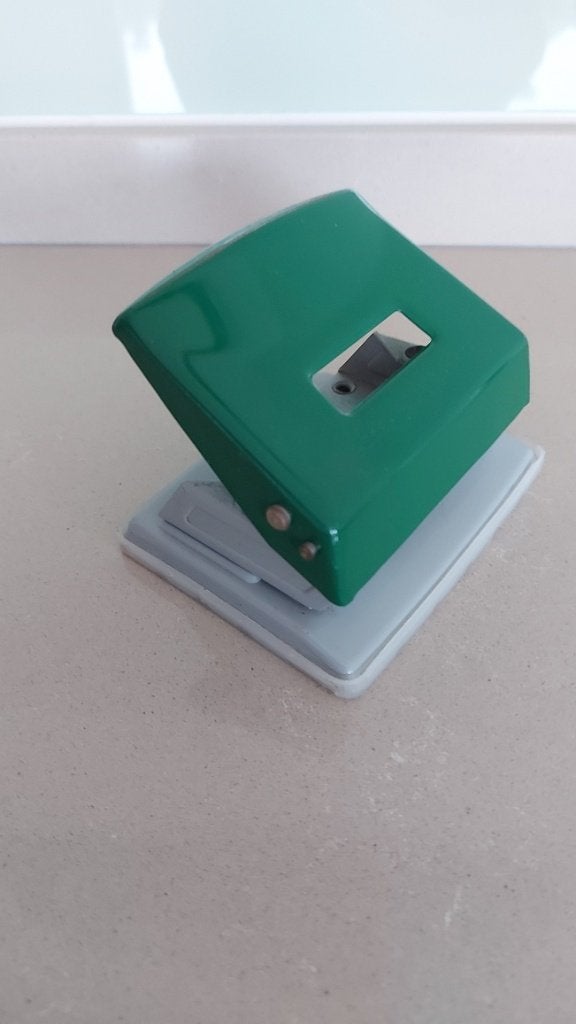 Groene stevige, 2 gaats , Leitz 5018 perforator., Ophalen of Verzenden