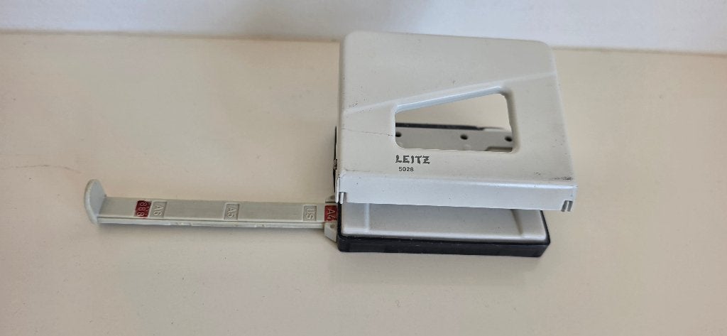 Leitz 5028 perforator locher wit met aanleglat, Ophalen of Verzenden, Gebruikt