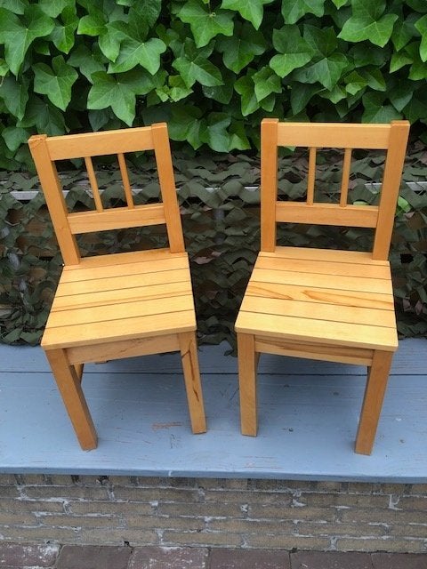 Set van 2 stevige houten kinderstoeltjes (grenen), Ophalen of Verzenden, Zo goed als nieuw, Stoel(en)