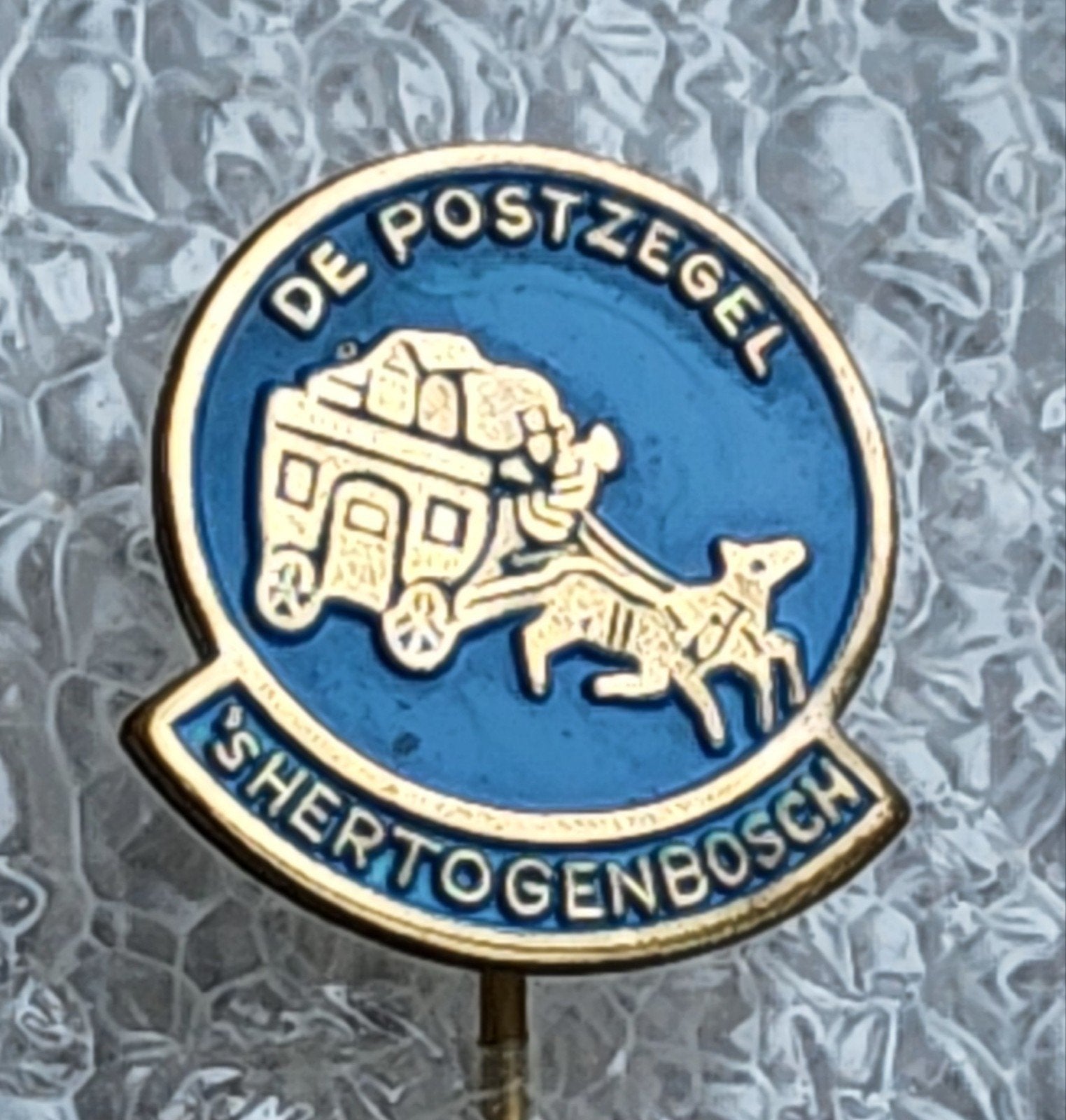 Vintage Speldje De Postzegel 's-Hertogenbosch met Postkoets, Ophalen of Verzenden, Gebruikt, Overige onderwerpen, Speldje of Pin