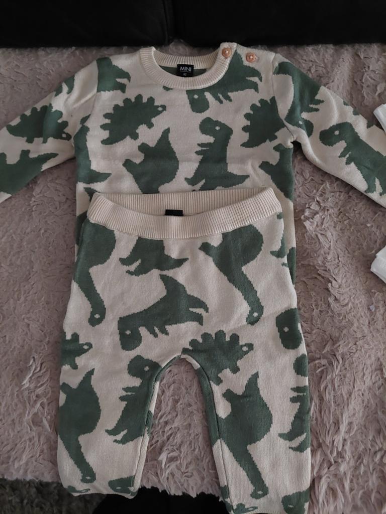 Schattig gebreid dinopakje maat 62, Kinderen en Baby's, Babykleding | Maat 62, Jongetje of Meisje, MINI, Ophalen of Verzenden