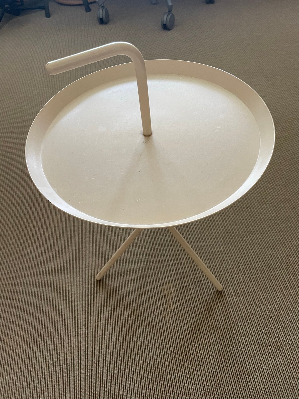 Stijlvolle Hay bijzettafel met handvat, Huis en Inrichting, Tafels | Bijzettafels, Ophalen, Minder dan 45 cm, Minder dan 55 cm