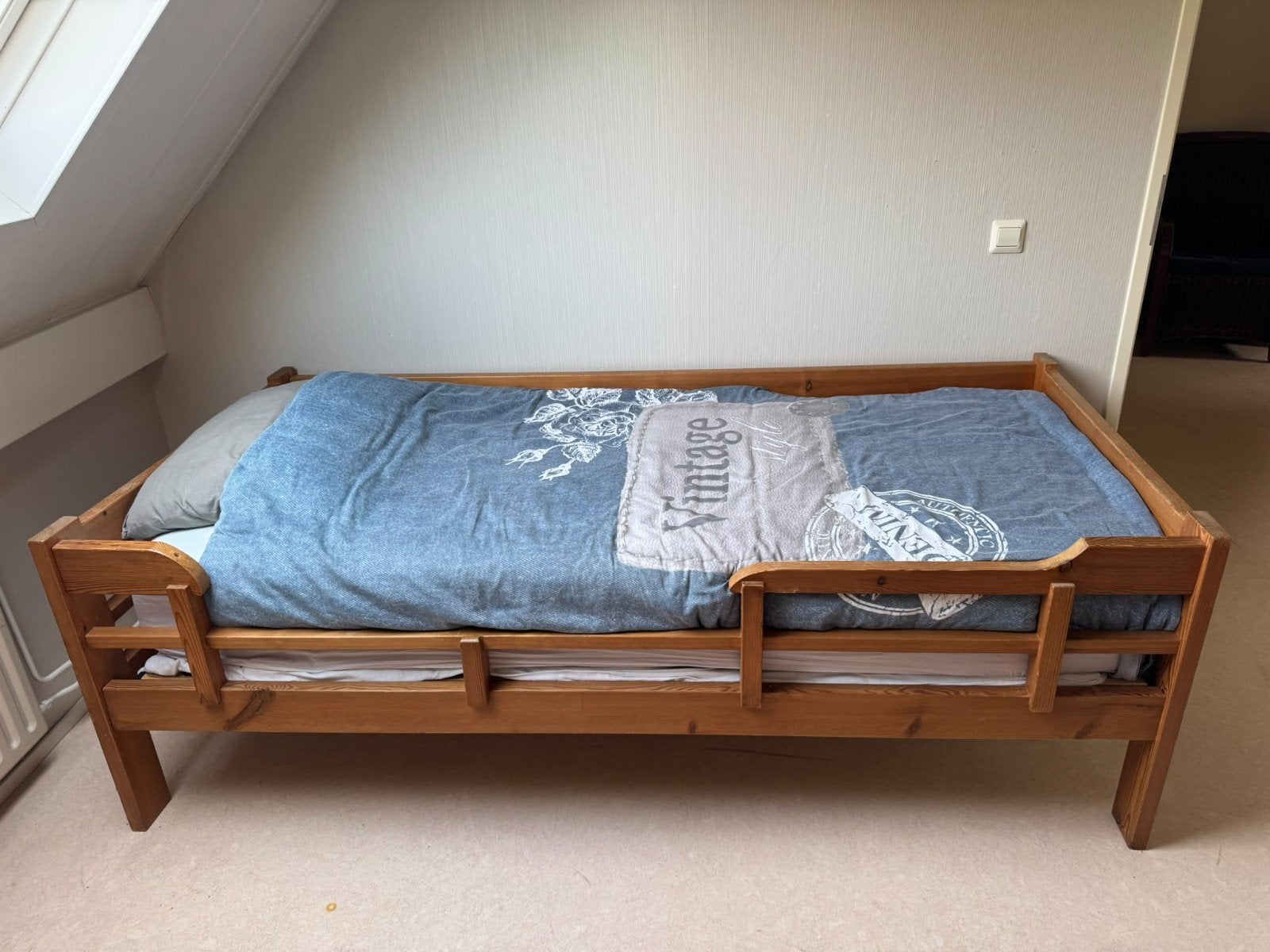 Eenpersoons houten bed met lattenbodem, Huis en Inrichting, Ophalen, Gebruikt, 90 cm, Eenpersoons