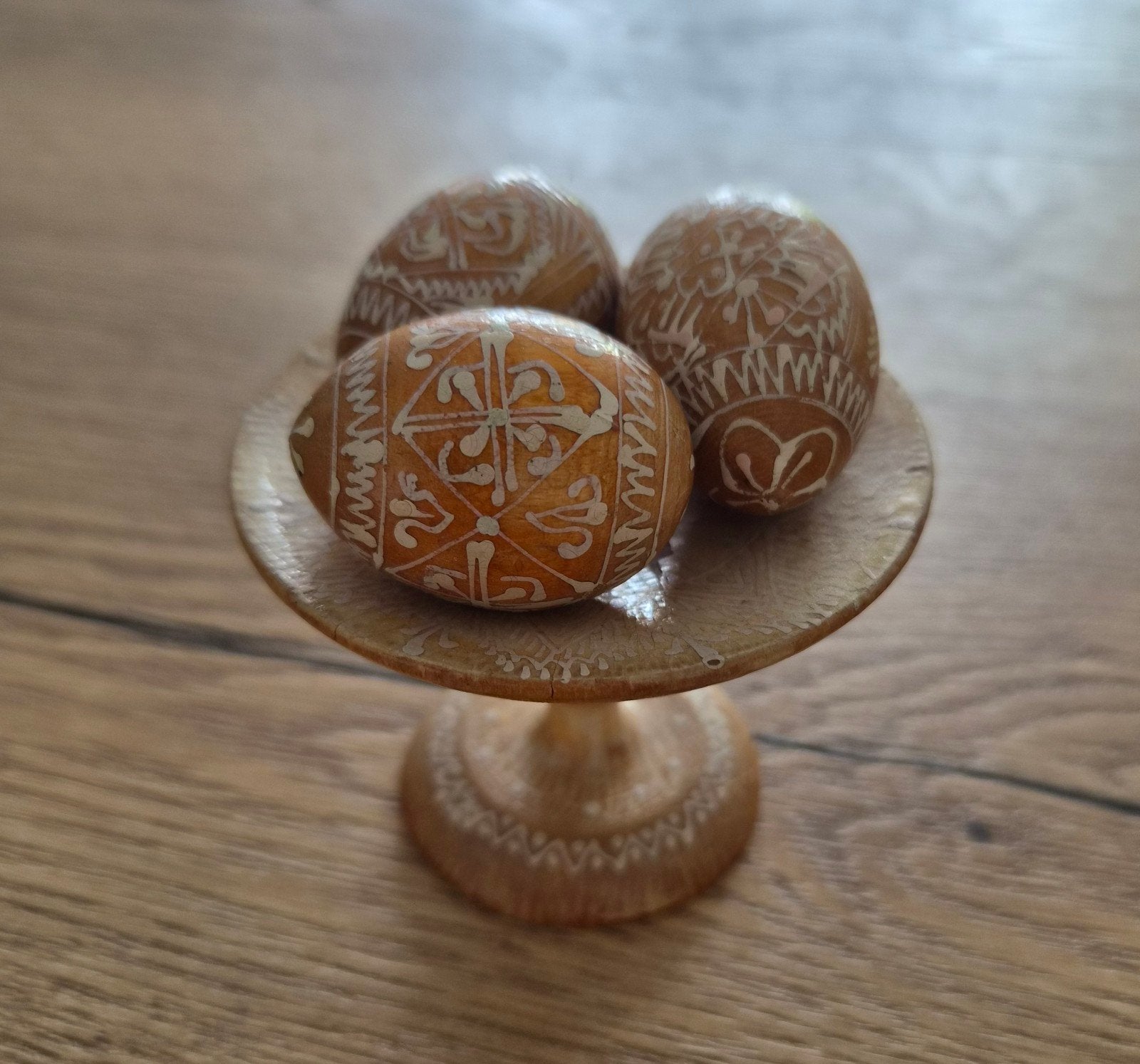 Drie houten Pysanky eieren op standaard, Overige typen, Overige onderwerpen, Minder dan 20 cm, Ophalen of Verzenden