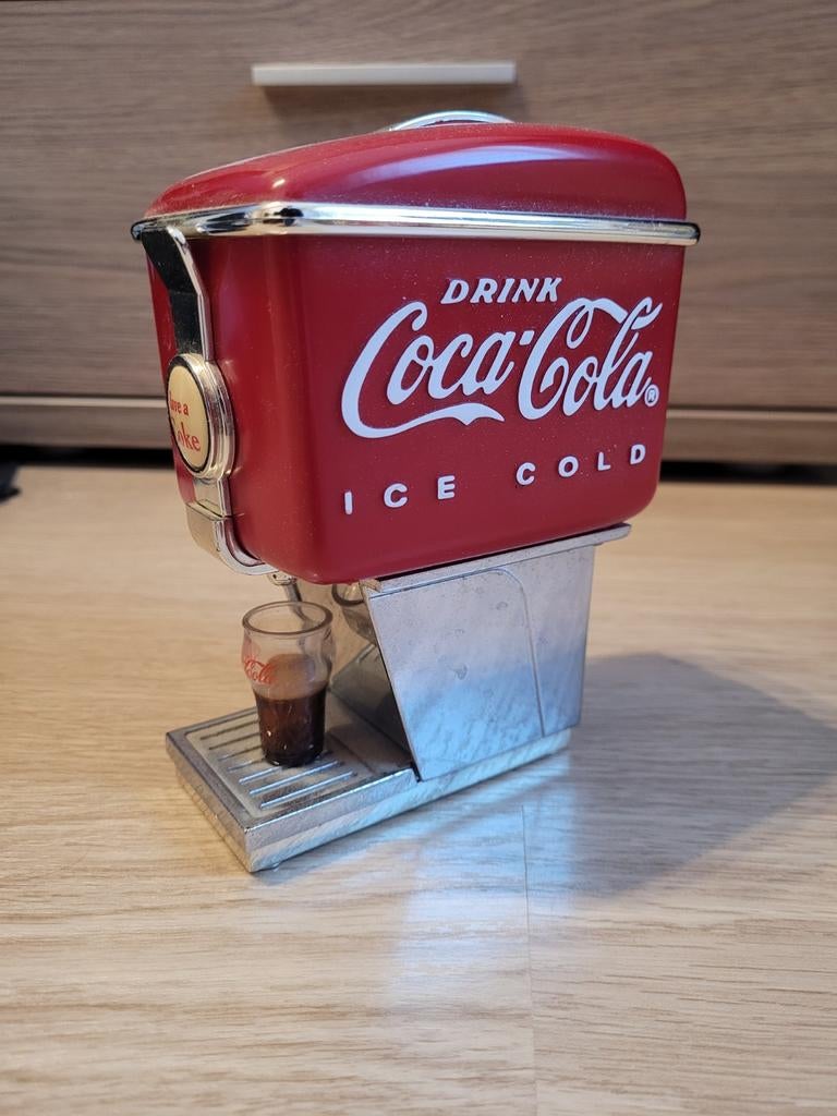 Coca Cola Spaarpot - Vintage Stijl Drankautomaat, Verzamelen, Spaarpotten, Gebruikt, Overige thema's, Kunststof, Ophalen of Verzenden