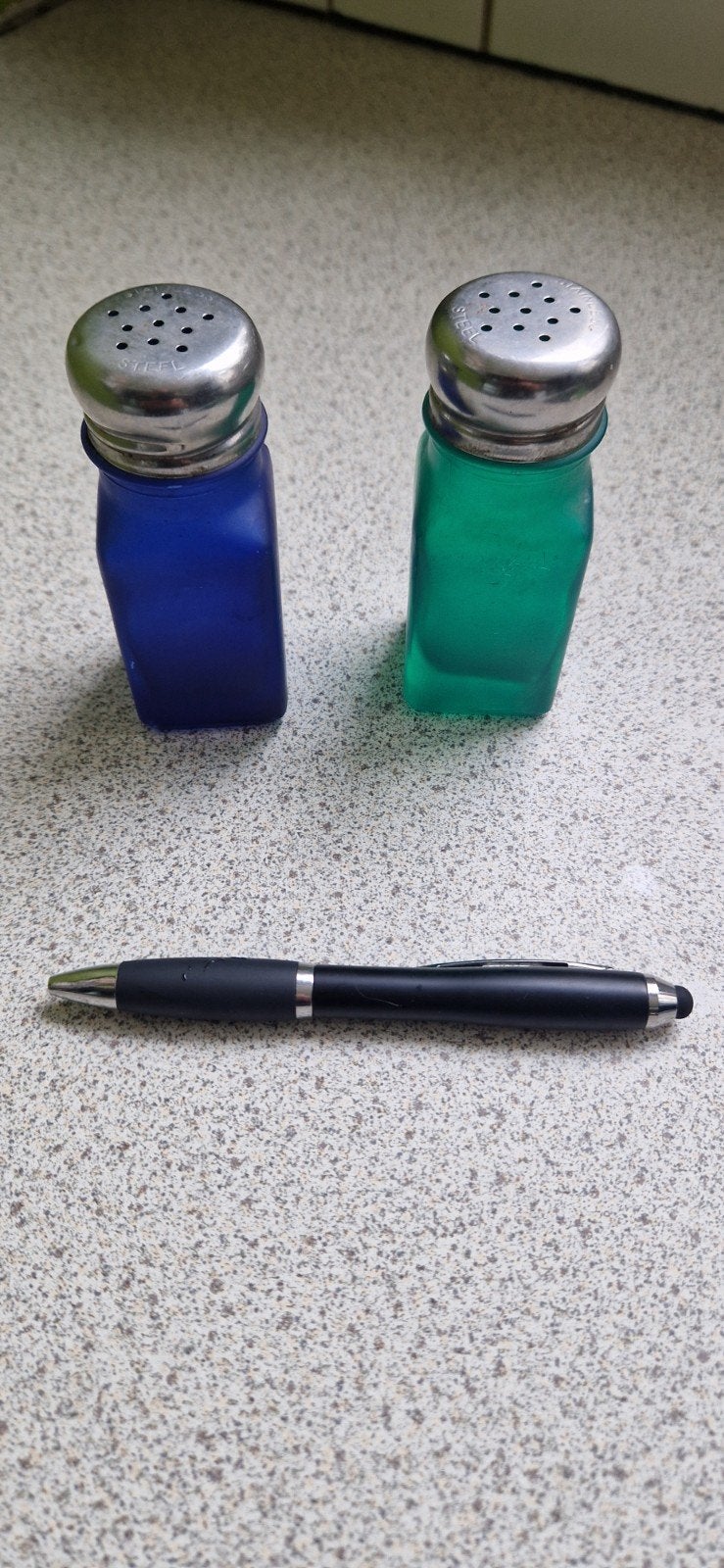 Set van 2 gekleurde zout- en pepervaatjes, Ophalen of Verzenden, Zo goed als nieuw, Meerkleurig, Glas