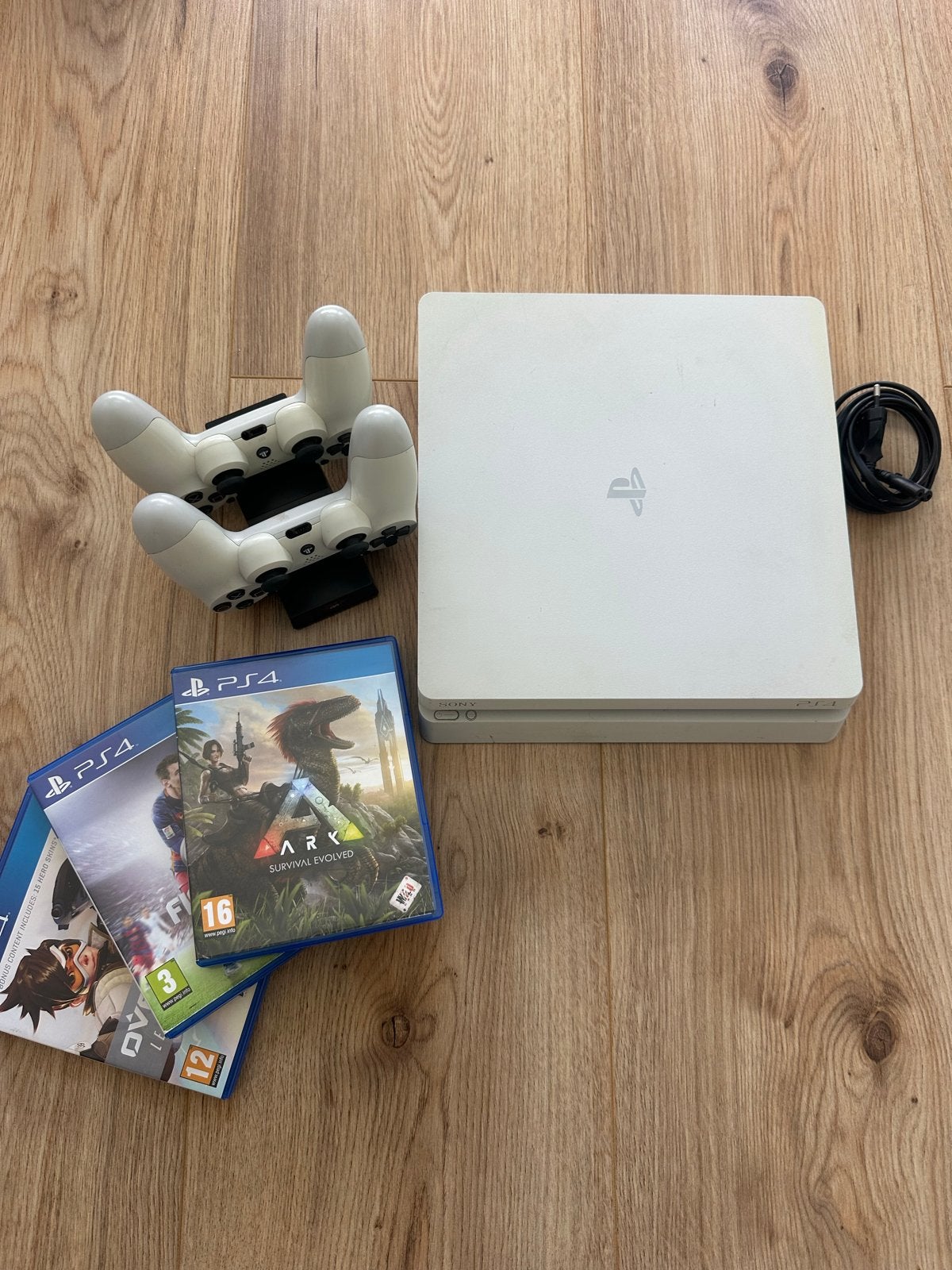 PlayStation 4 Slim met 2 controllers en 3 games - Wit, Avontuur en Actie, Gebruikt, 2 spelers, Eén computer