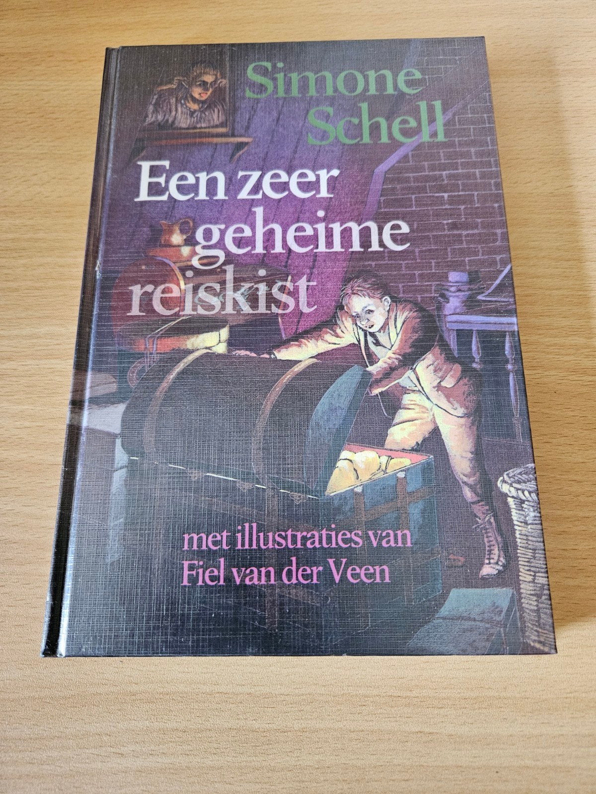 Simone Schell - Een zeer geheime reiskist, Simone Schell, Ophalen of Verzenden, Zo goed als nieuw, Fictie