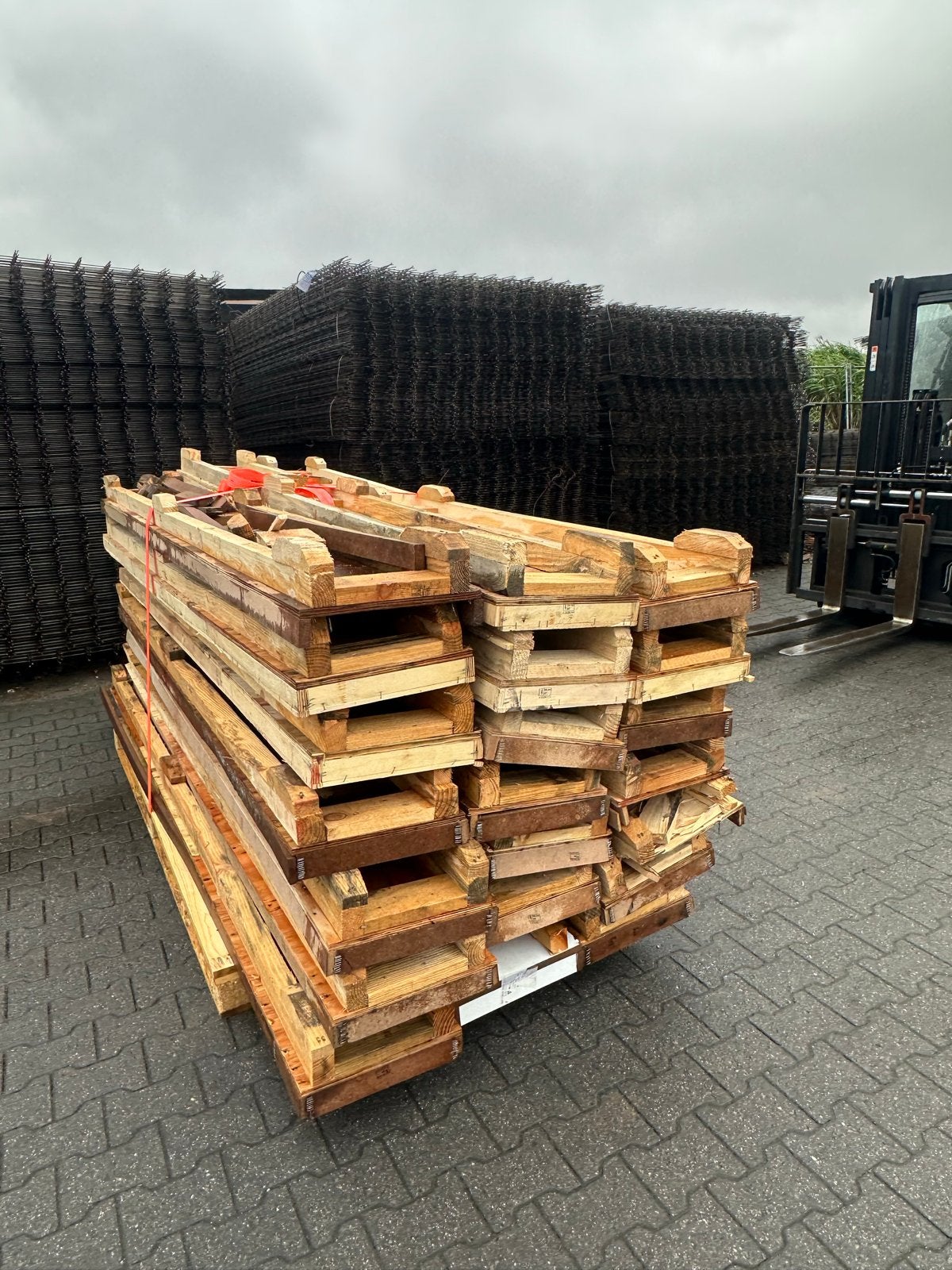 Gratis stookhout - Pallets en houtresten, 3 tot 6 m³, Ophalen of Verzenden, Overige houtsoorten, Blokken