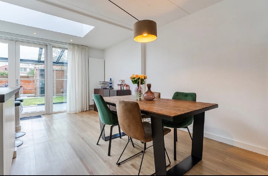 Goossens eettafel met 4 eetkamerstoelen Industriële stijl, 75 m² of meer, Zwart, Ophalen of Verzenden, Zo goed als nieuw