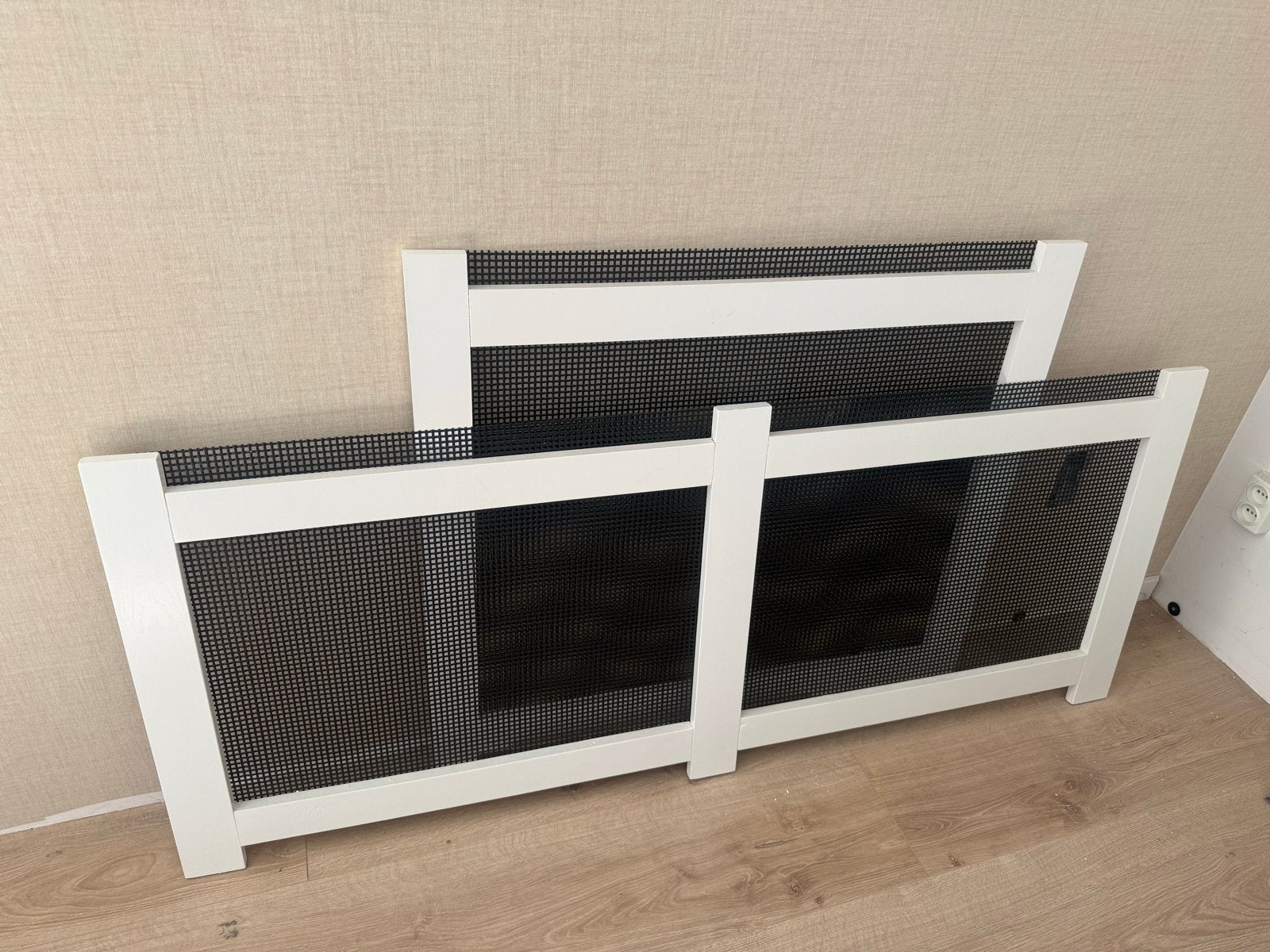 Sierlijsten radiatorombouw - wit met zwart gaas, Huis en Inrichting, Ophalen, Zo goed als nieuw