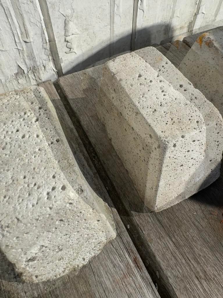 Betonblokjes stelblokjes hunebed afstandhouders toffies, Antiek en Kunst, Ophalen